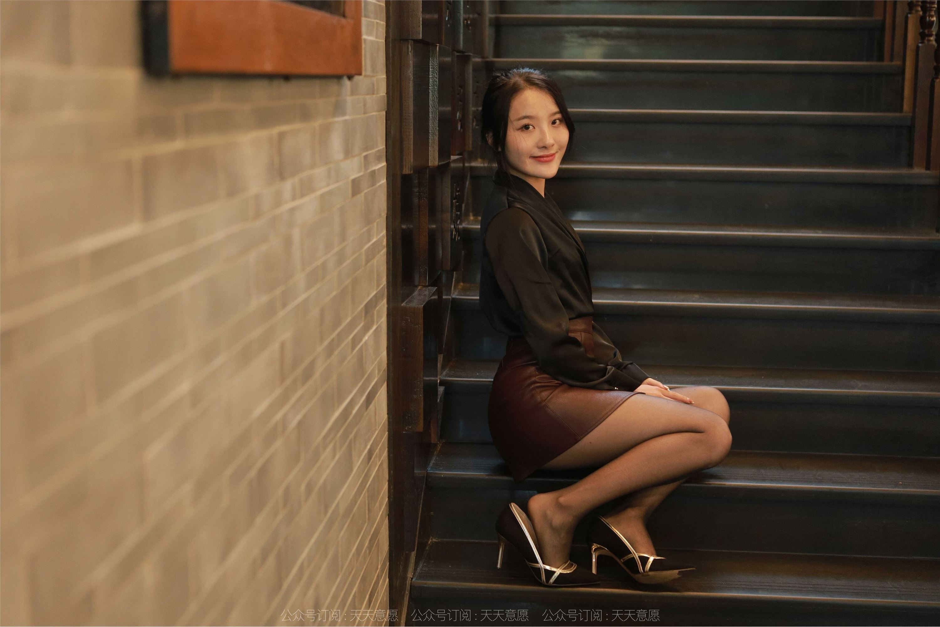 IESS异思趣向  2022.04.29 丝享家 1074：婉萍《褐色皮裙》